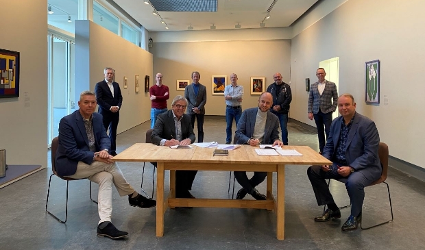 <p>De ondertekening van de realisatieovereenkomst in een van de tuinzalen van het museum.</p>