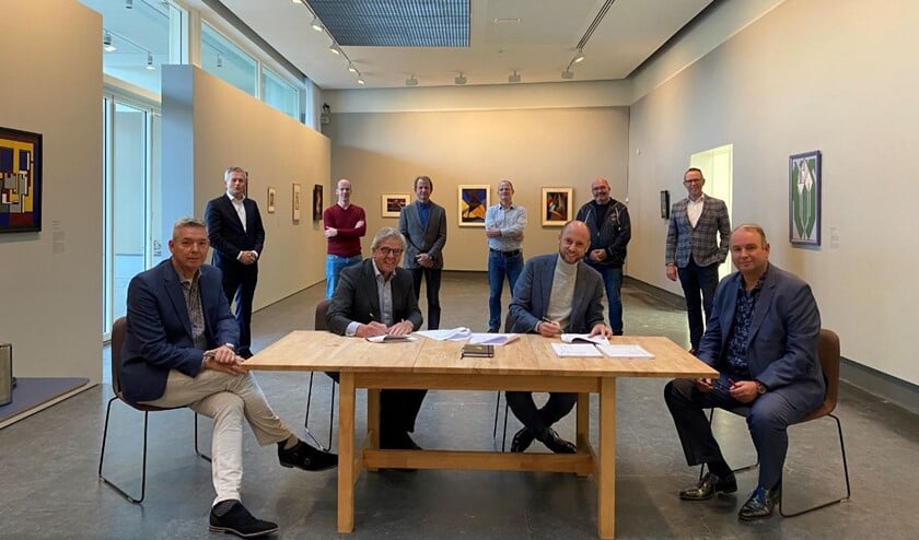 <p>De ondertekening van de realisatieovereenkomst in een van de tuinzalen van het museum.</p>