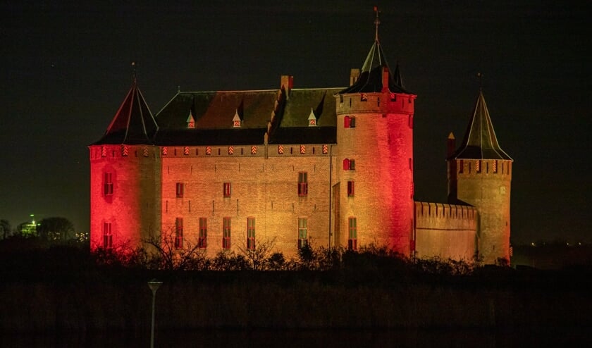 <p>Het Muiderslot was gisteravond prachtig oranje verlicht voor de campagne 'Orange The World'.</p>
