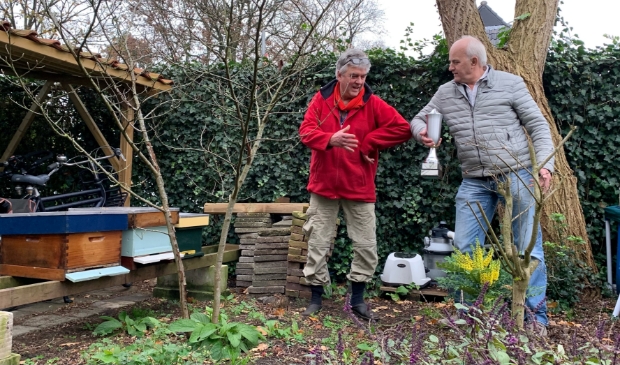 <p>De winnaar van 2019 Wim van Dorst levert de Bep Vos Wisselbeker in bij keurmeester Johan Calis </p>