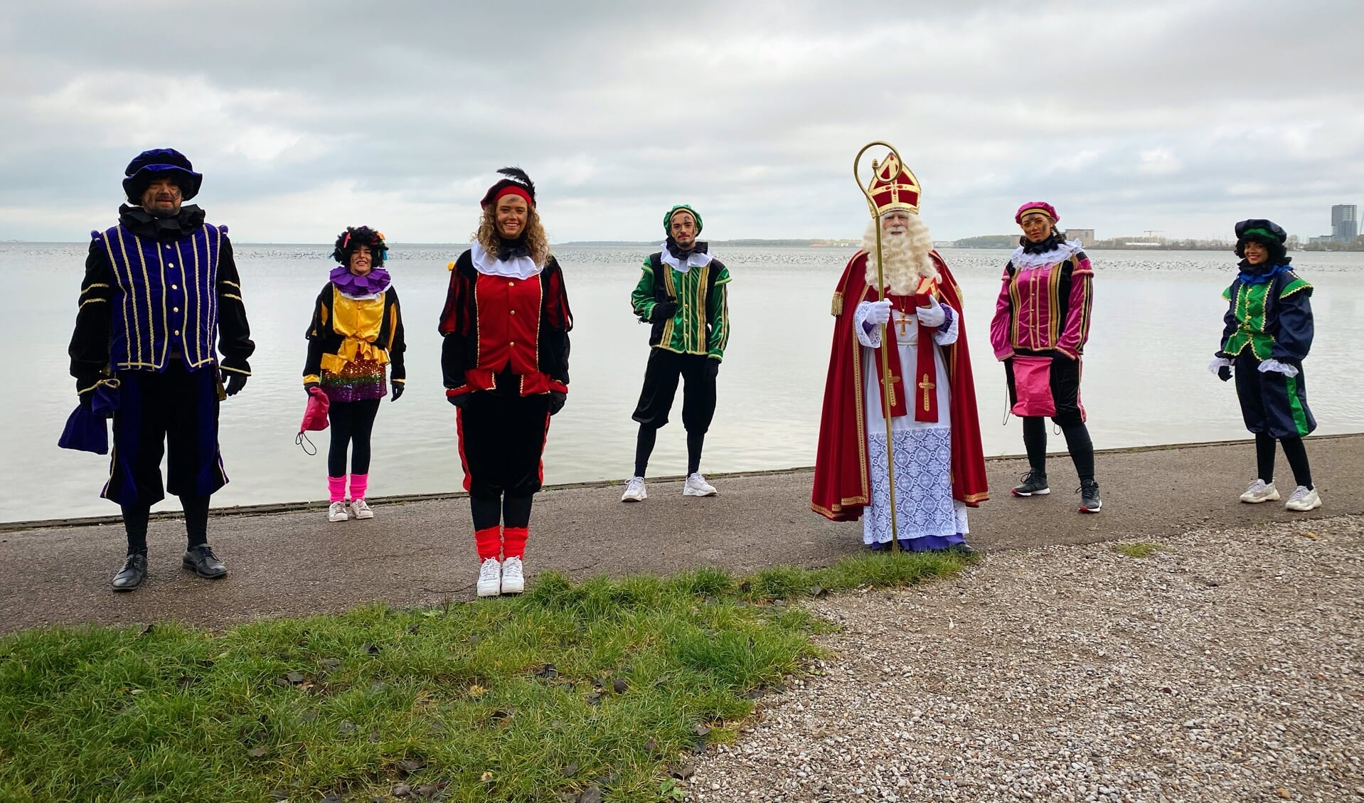 Sinterklaas en zijn Pieten waren verrast dat er geen zingende kinderen op het strand stonden om hen te verwelkomen. 