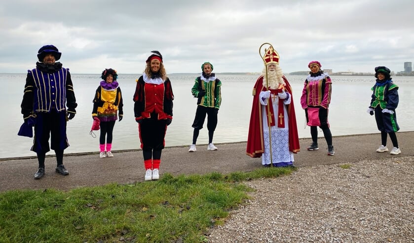 <p>Sinterklaas en zijn Pieten waren verrast dat er geen zingende kinderen op het strand stonden om hen te verwelkomen. </p>