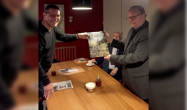 <p>Auteur Wiet de Boer en Bas Holshuijsen van de de Historische Kring Laren.</p>