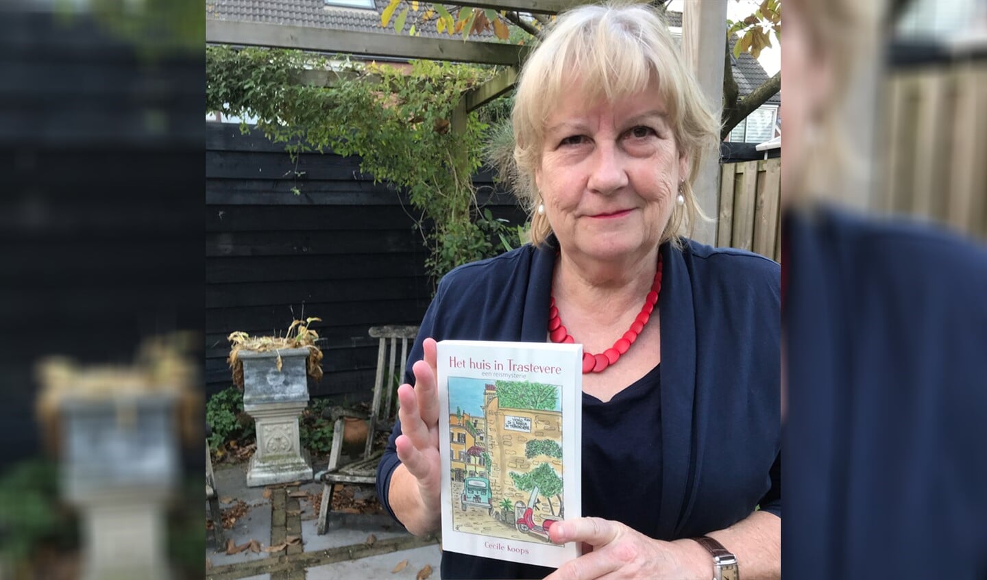 Cecile met haar boek, waarvan ze de omslag zelf tekende.