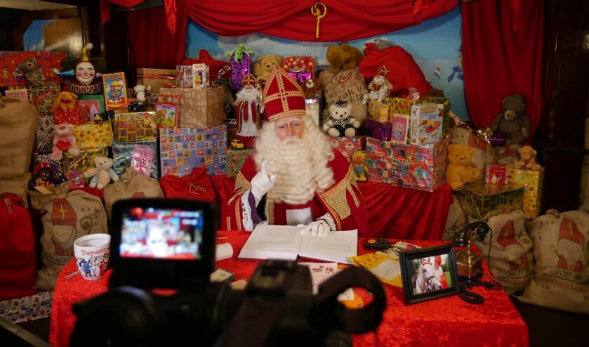 <p>De Sint in zijn werkkamer op Pakjesboot 12</p>