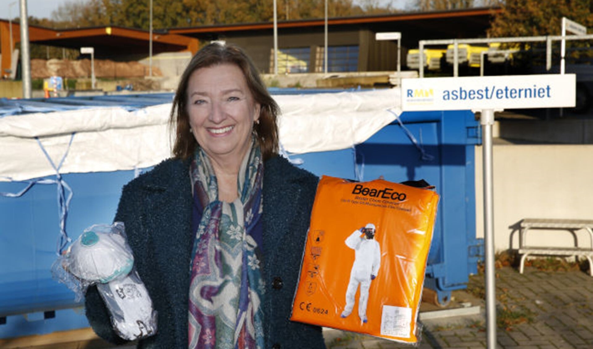 Wethouder Wilma de Boer - Leijsma met beschermingsmiddelen om asbest te kunnen verwijderen.