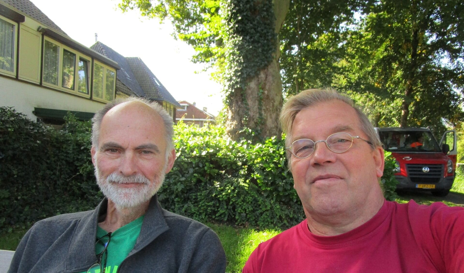 Dick Roozendaal (links) en Guus Kroon tijdens de septemberwandeling.