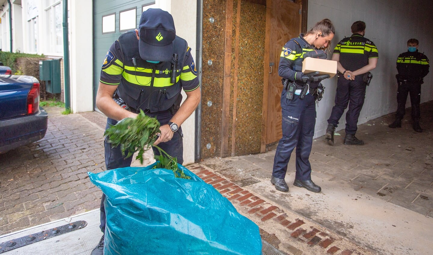 De politie heeft apparatuur en 280 wietplanten in beslag genomen.
