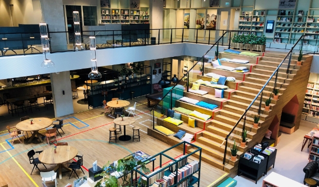 <p>De bibliotheek in het Huis van Eemnes werd geroemd om zijn vele faciliteiten en brede programma.</p>