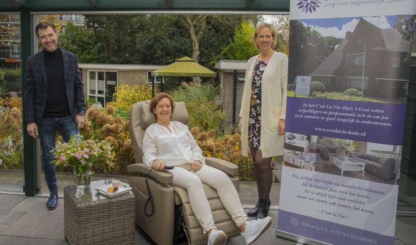 <p>V.l.n.r: Jan Wouter Tijsma van Fitform, Josien Boomgaard en Marina Bol bij de geschonken zorgfauteuil.</p>