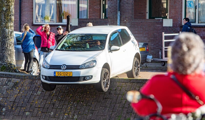 <p>De auto kwam muurvast te zitten. </p>