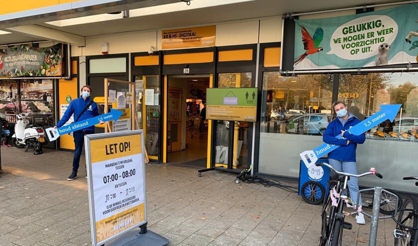 <p>Coronawijzers bij Jumbo in Diemen-Zuid.</p>