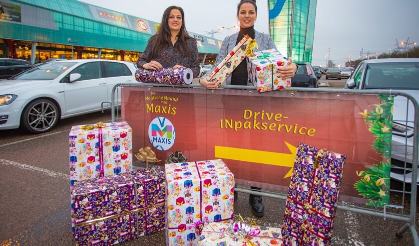 <p>Bij de Drive-INpakstraat worden cadeautjes ingepakt terwijl klanten op veilige afstand (en warm) in hun auto wachten. </p>