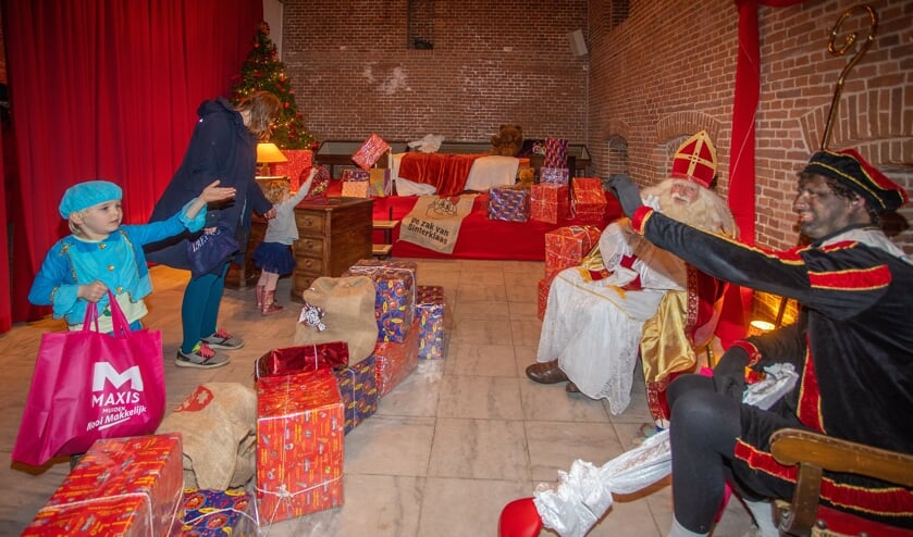 <p>In het paleis van de Sint konden de kinderen veilig op afstand bij Sinterklaas en Hoofdpiet op bezoek.</p>