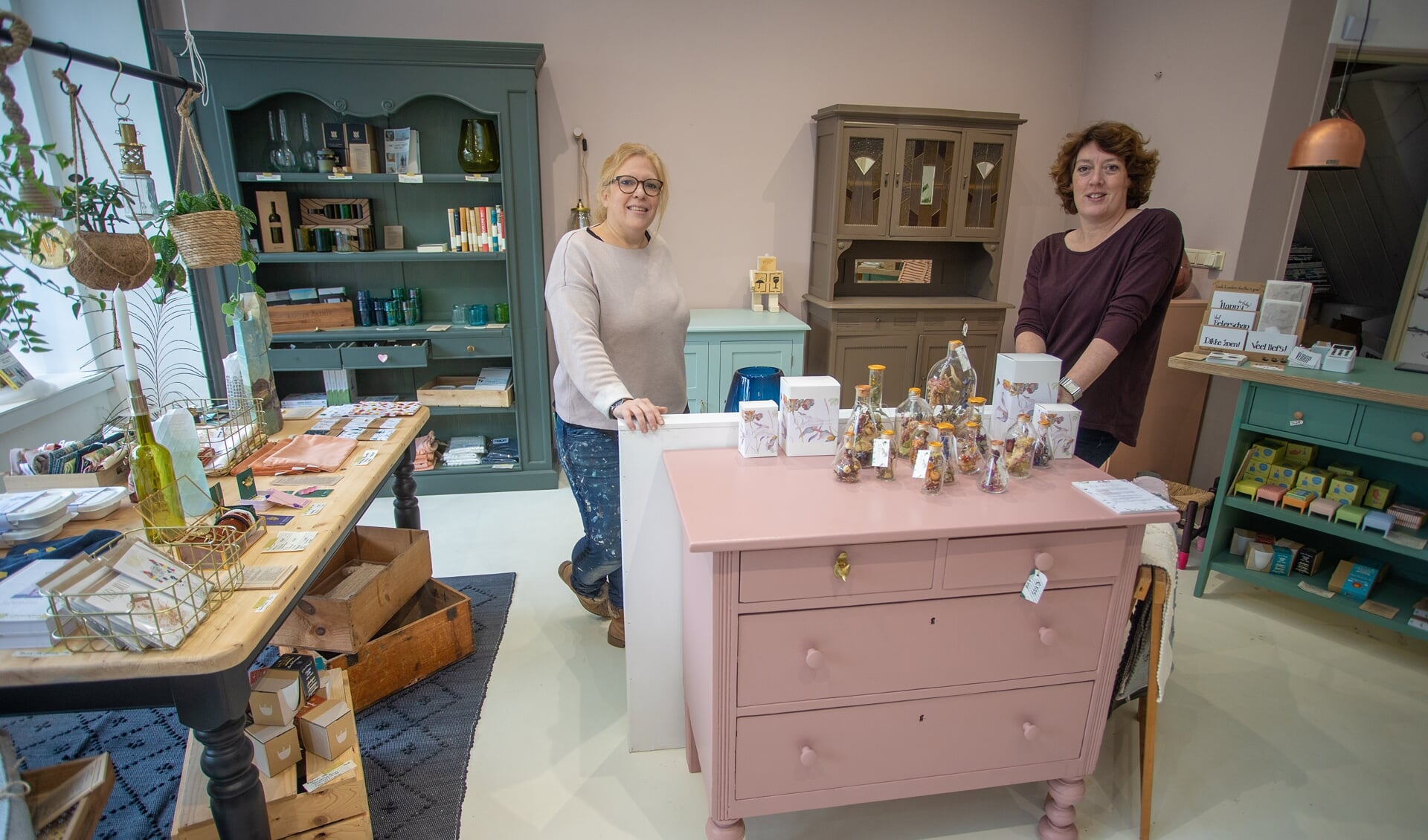 Sarah Munnik (l) en Michelle Dierks hebben sinds kort een winkel om de opgeknapte meubels tentoon te stellen.