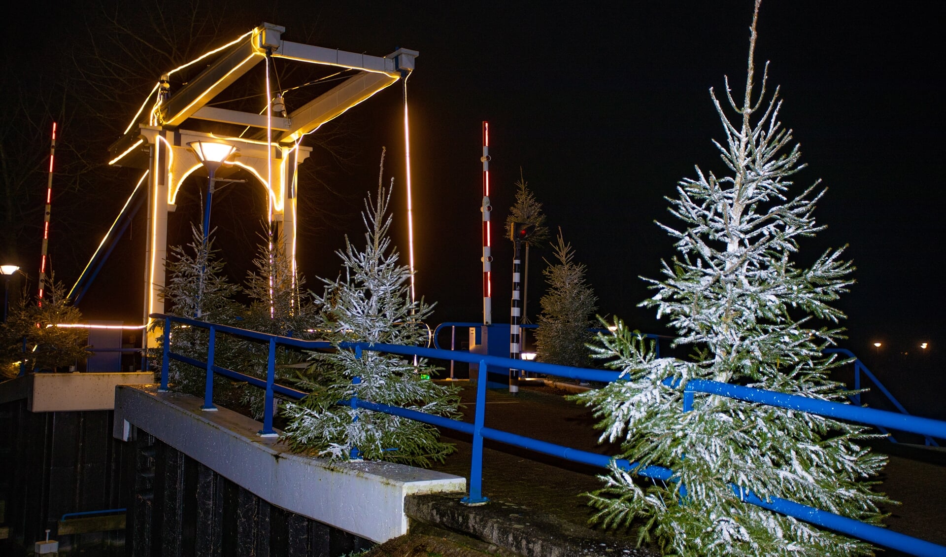 De brug van de Aanloophaven in kerstsferen in 2020.