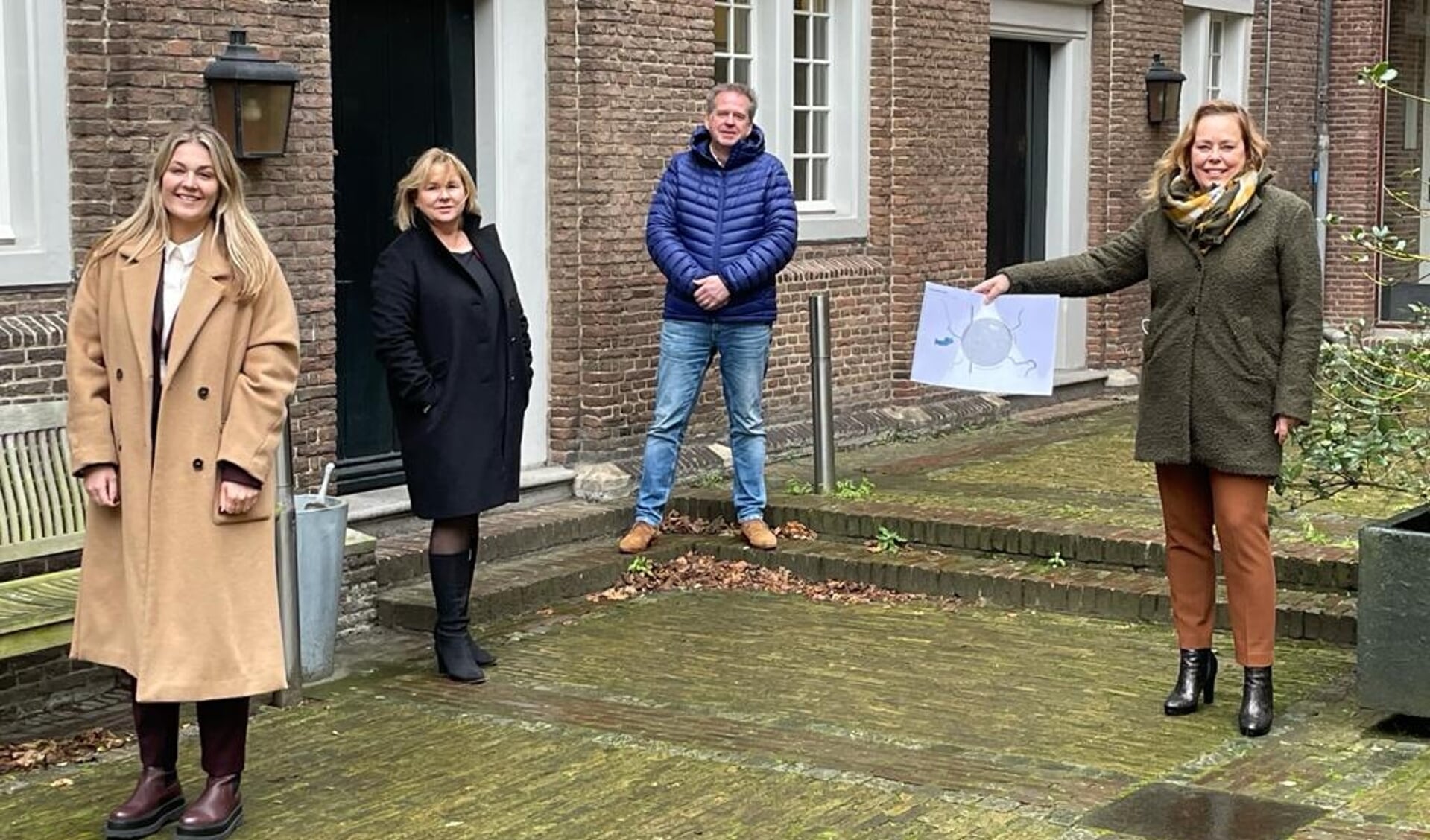 Vandaag is de Kansenkaart door projectleider Floor Zwiers van de gemeente Amsterdam en Ingrid Kikkert en Reinier Mommaal van IVW overhandigd aan wethouder Heijstee (vlnr). 