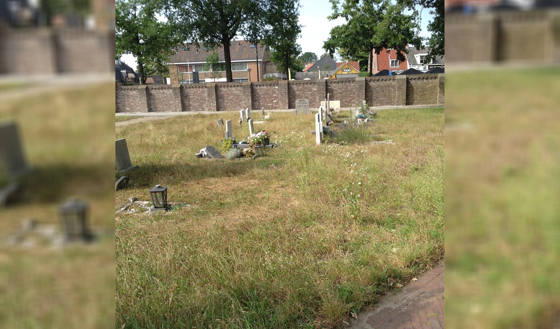Graven van Molukkers op een speciaal stuk toegewezen grond op de Oude Begraafplaats.