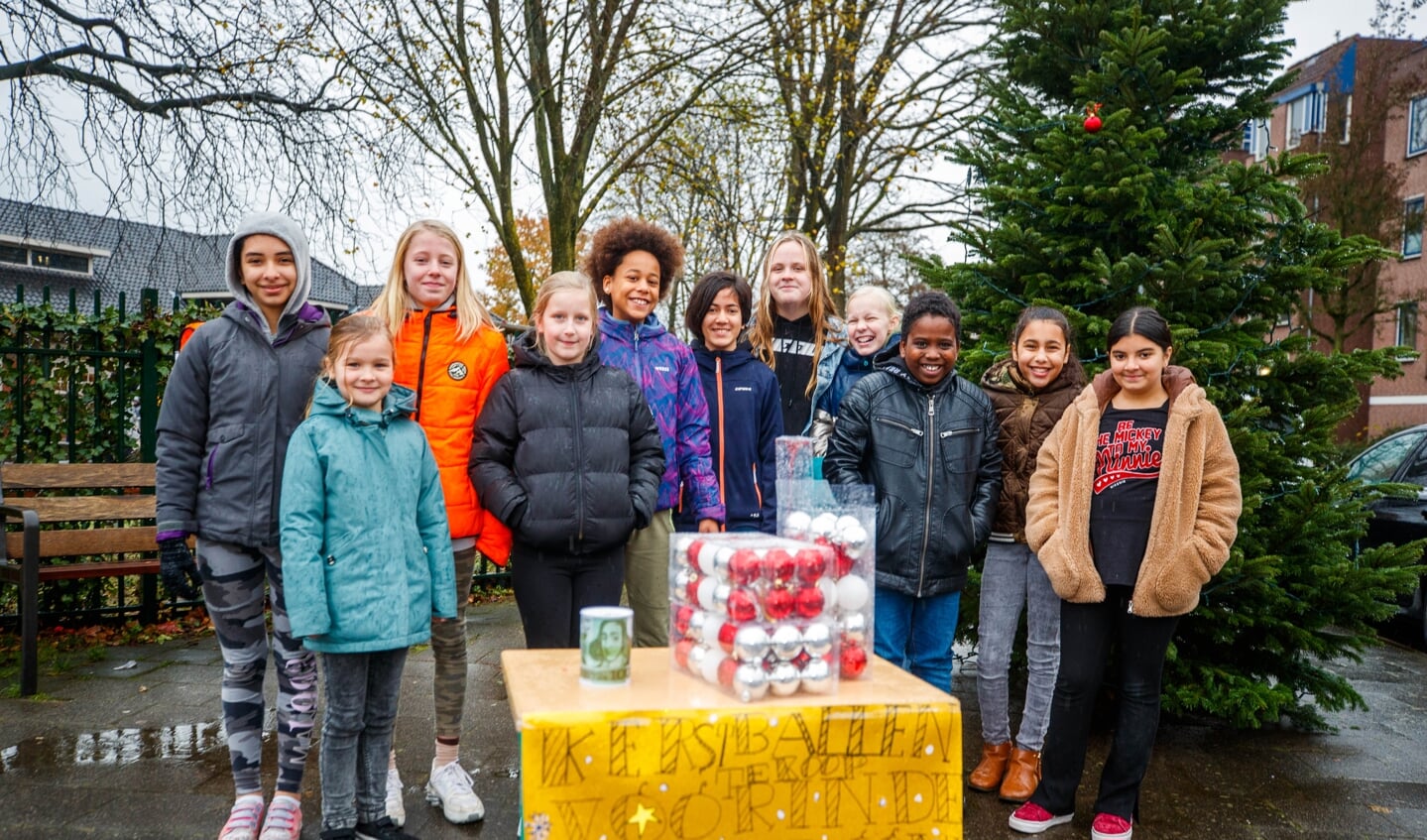 Leerlingen uit de groepen 6, 7 en 8 bij de boom.