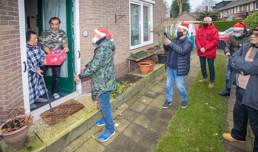 <p>Familie Lekatompessy mocht vandaag de eerste box in ontvangst nemen.</p>