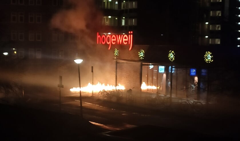 <p>Afgelopen jaar leidde het vuurwerkverbod tot een paar opstootjes en brandjes.</p>