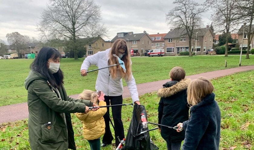 <p>Mila Duterloo en Fay Schouten organiseerden de opruimactie.</p>