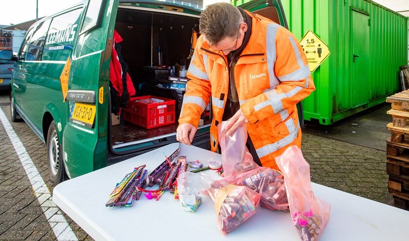 <p>Een specialistisch bedrijf nam het ingeleverde vuurwerk in ontvangst.</p>