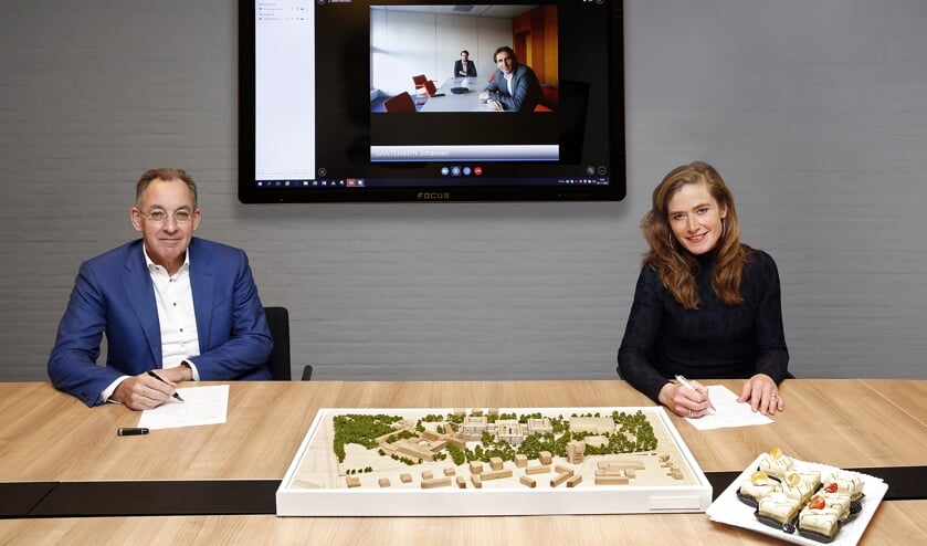 <p>David Voetelink en Janneke Brink-Daamen van Tergooi ondertekenen met online aanwezigheid van Johannes Gantenbein van EIB het contract voor de Europese lening.</p>