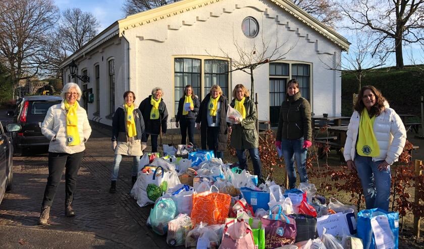 <p>De vrouwen van de Lions Club Gooiland namen dit jaar de inzamelingsactie over en kregen tassen vol van de inwoners in de Vesting.</p>