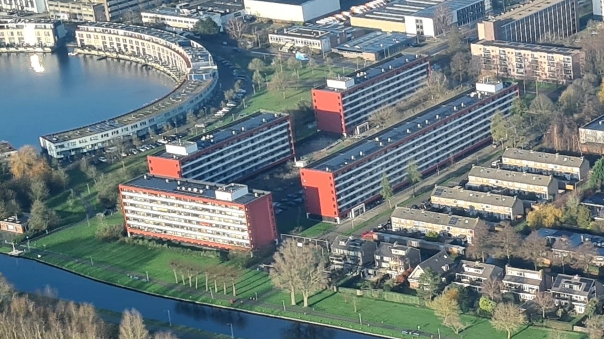De flats aan de Keulsevaartstraat zijn vochtig en tochtig. Ook de vier rijtjes eengezinswoningen rechts op de foto behoren overigens tot de Keulsevaartstraat.
