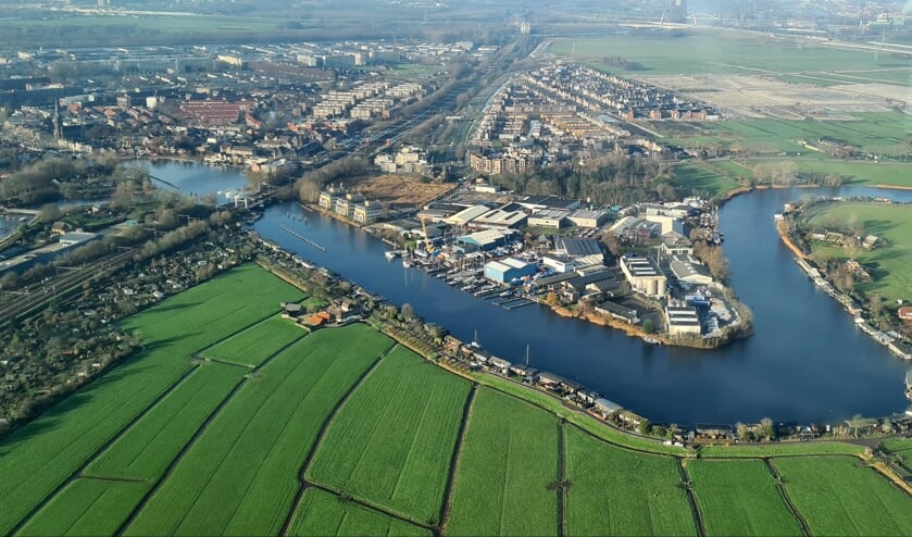 <p>Een luchtfoto van de Bloemendalerpolder en Weespersluis.</p>