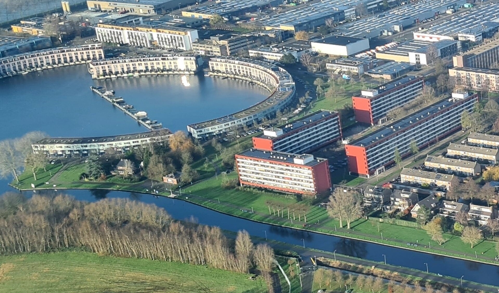 De situatie vanuit de lucht gezien met rechts de flats aan de Keulsevaartstraat en links Aquamarin.