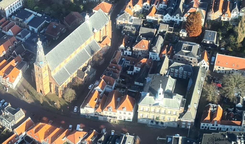 De Grote Kerk en het stadhuis zijn de twee bekendste monumenten in Weesp.