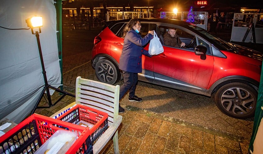 <p>Bij The Beach was een Drive Trough gecreëerd om coronaproof de maaltijden op te halen. </p>