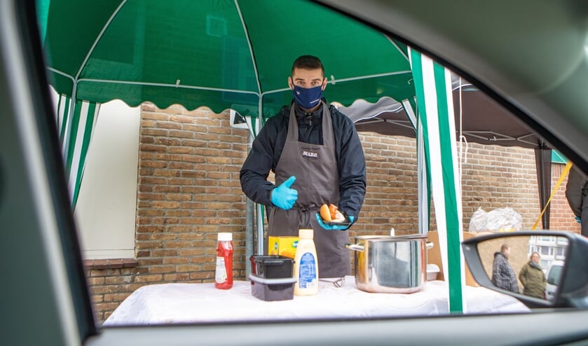<p>Onze fotograaf Bob Awick ging ook even een lekker broodje rookworst halen.</p>