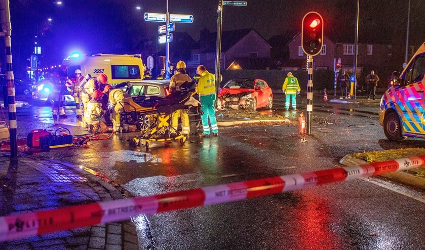 <p>De brandweer is bezig om een van de slachtoffers uit de auto te bevrijden.</p>