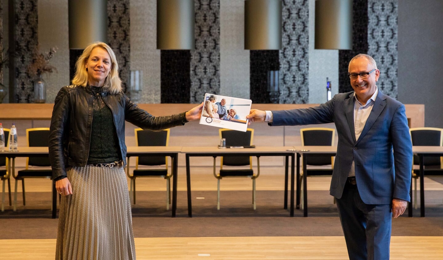 Marti Paardekooper directeur langdurige zorg Zilveren Kruis Zorgkantoor de Regionale Zorgvisie in ontvangst van Godfried Verkerk, bestuurder van Vivium Zorggroep vertegenwoordiger van alle elf zorgorganisaties uit de regio.