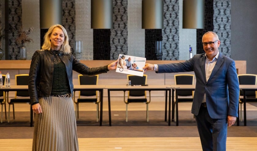 <p>Marti Paardekooper directeur langdurige zorg Zilveren Kruis Zorgkantoor de Regionale Zorgvisie in ontvangst van Godfried Verkerk, bestuurder van Vivium Zorggroep vertegenwoordiger van alle elf zorgorganisaties uit de regio.</p>