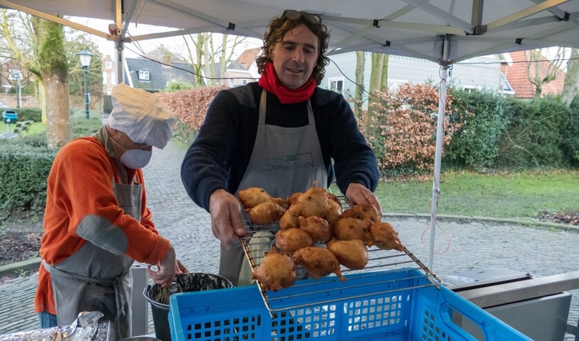 <p>Samen met Timo Stalenhoef (r) en Hans van den Eersten is Dirk Jan Methorst ook dit jaar weer volop aan het bakken. </p>