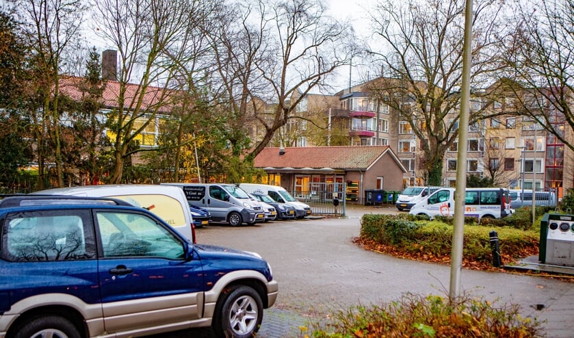 De parkeerplaats bij SKBNM-locatie 't Mouwtje in Bussum.