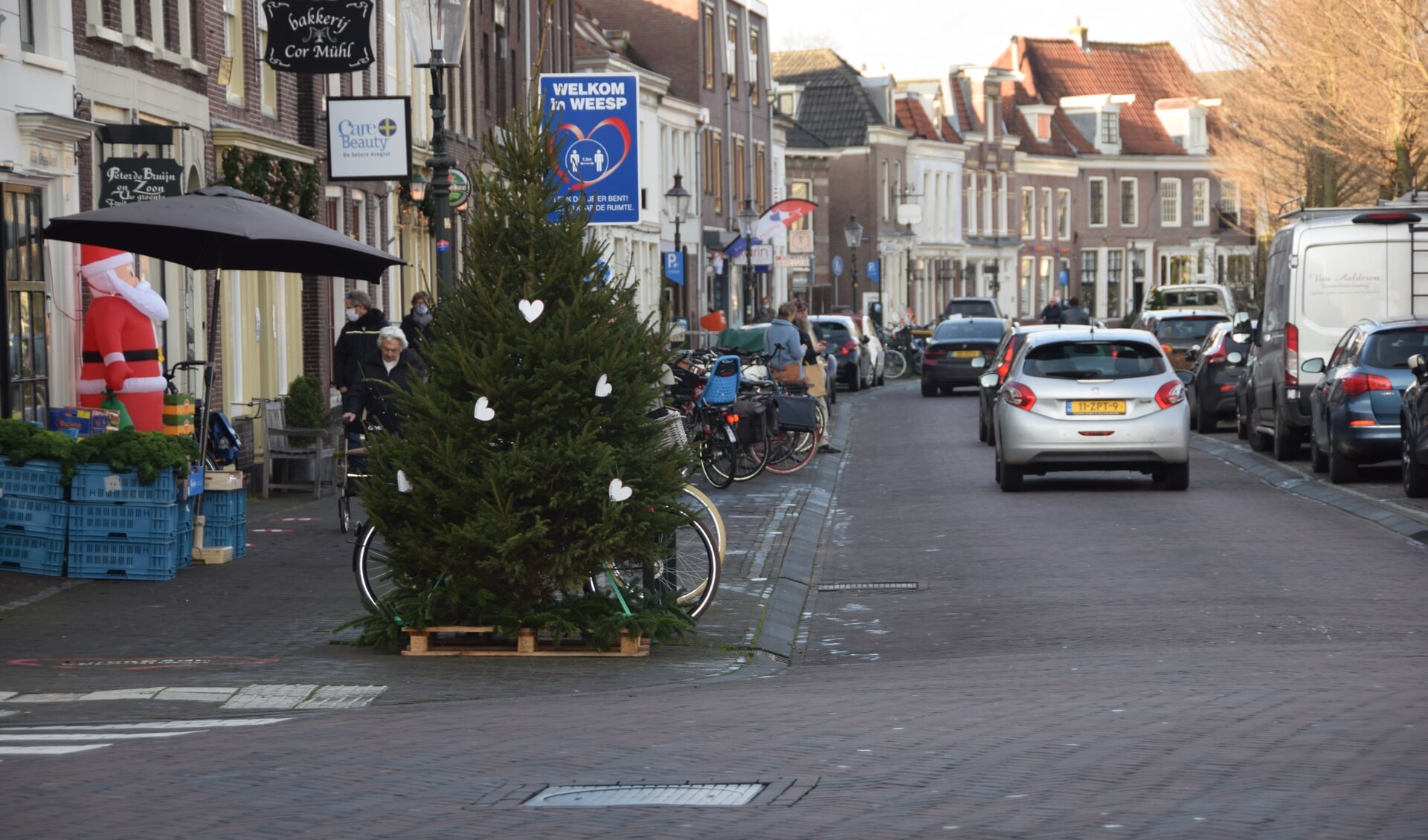 De kerstwensboom op de hoek Nieuwstad/Breedstraat.