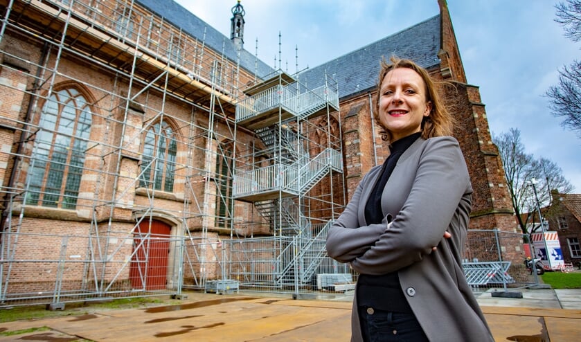 Ellen snoep bij het trappenhuis in aanbouw richting de publiekssteiger.