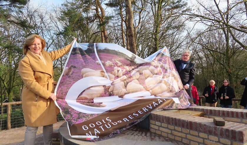 Wethouders Marlous Verbeek van Huizen en Gerard Knoop van Blaricum trekken de vlag weg van het hoogste punt van het Gooi.