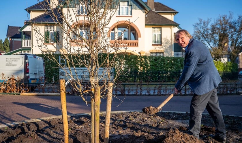 Frans van Osch en zijn boom.