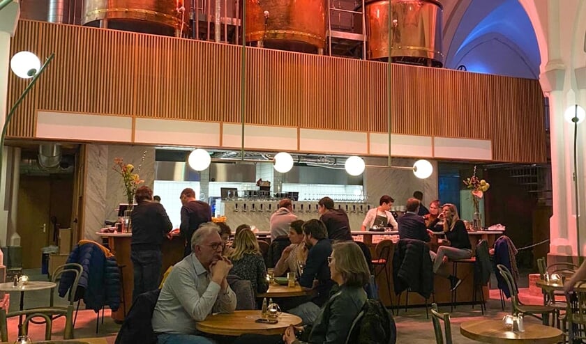 <p>De eerste avond in het Wispe-café</p>