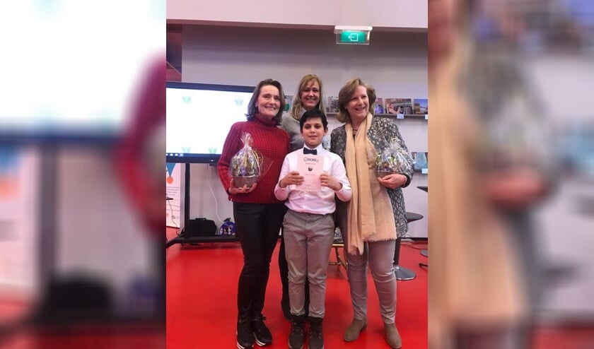 Winnaar Adam met de juryleden van de voorleeswedstrijden.