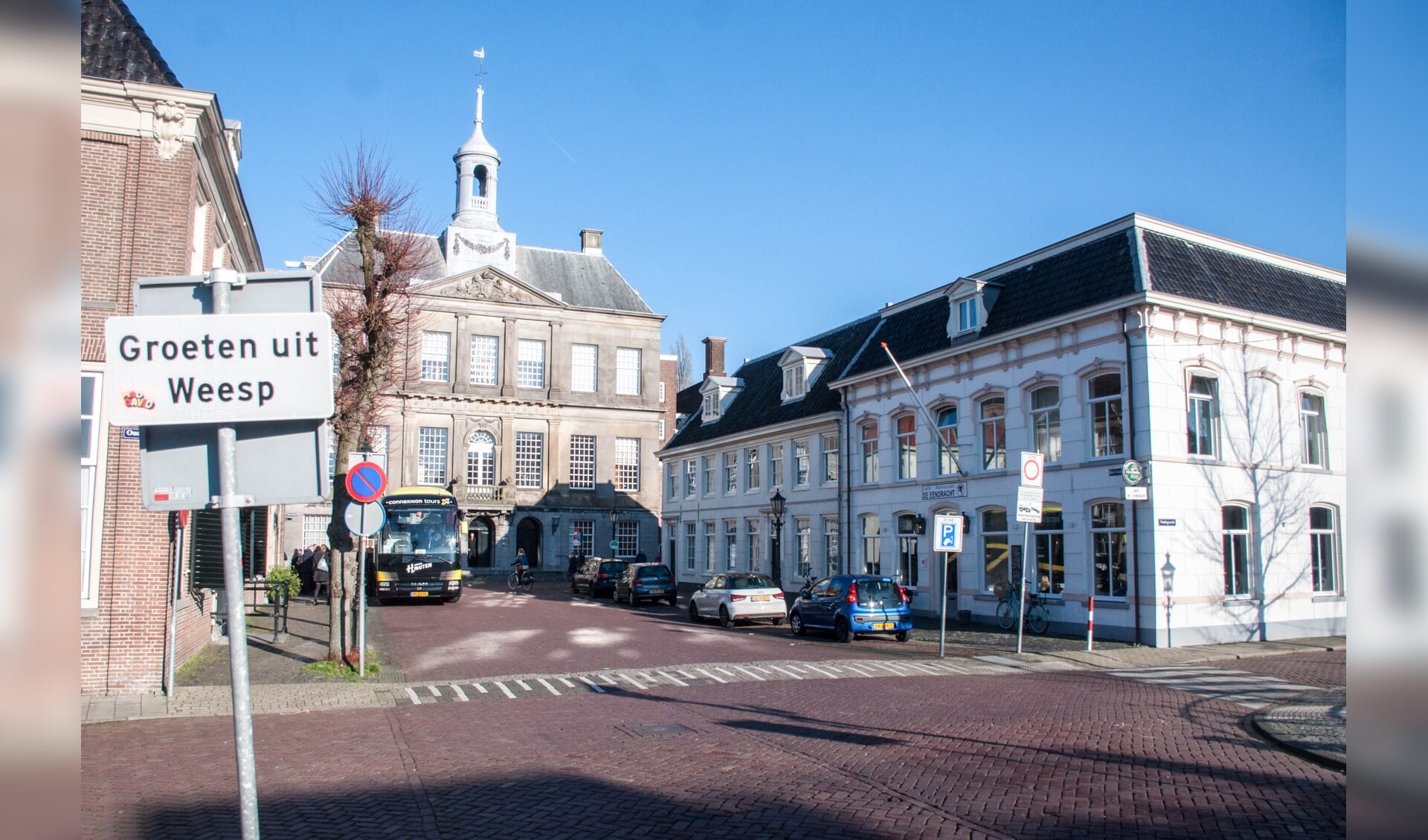 Het stadhuis van Weesp is nog in gebruik als stadhuis, in tegenstelling tot het oude stadhuis van Amsterdam dat het Paleis op de Dam is.