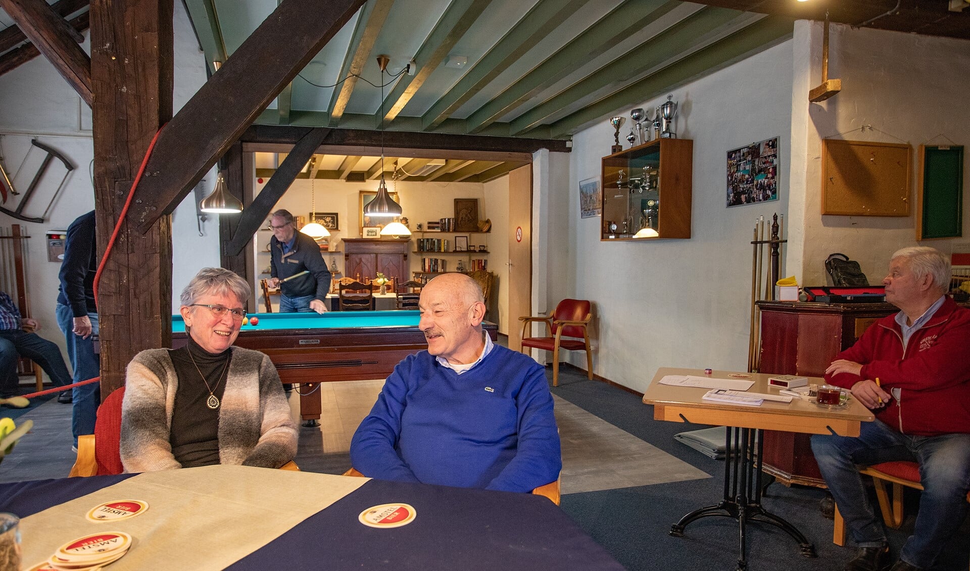 Links aan tafel Hanneke Jansen met naast haar Arjen Jongsma, beiden bestuursleden van de Stichting Gebruikers de Brassershoeve.