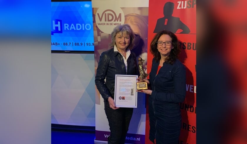 Mirjam (rechts) is blij met haar prijs.