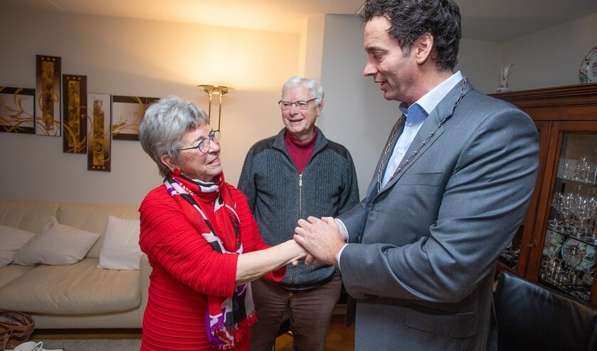 Els Kok-Dieben kreeg het Huizer insigne door loco-burgemeester Roland Boom opgespeld.